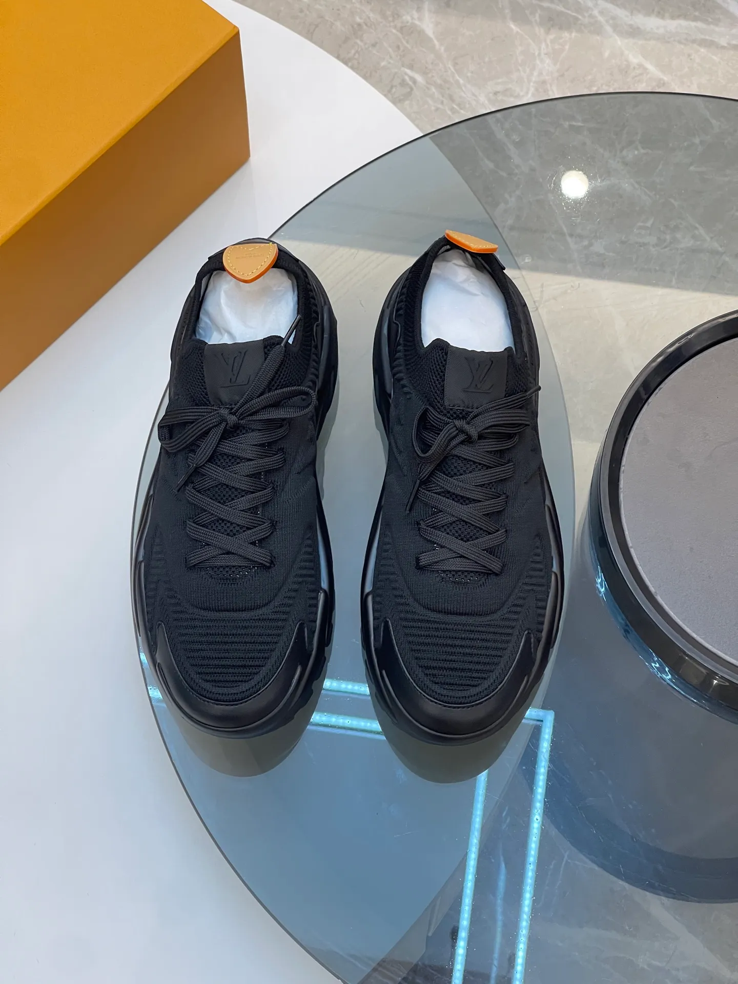 [L Home] Top P: 700💰 Size: 39-44 (customized at 38.45.46) LV Donkey Brand Louis Vuitton RUNNER TATIC new men's sneakers This LV Runner Tatic sneaker uses a whole piece of technical knitting to create an easy-to-take-off design, and then outlines the upper with cow leather trim. The LV logo on the side releases a dynamic atmosphere between the textures, the leather back strap is shaped like the handle fastener of the Louis Vuitton leather goods series, and the lightweight and wear-resistant two-tone rubber sole completes the whole. The toe and heel wrap details continue to provide comfortable fabric foot support, creating a stylish and stylish upper! Comes with full original packaging!